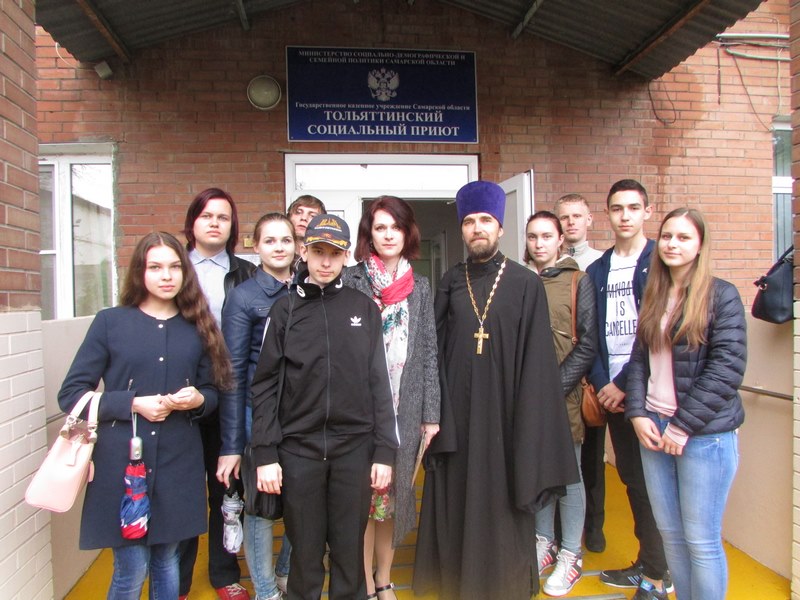 Молодёжь Тольятти поздравила бездомных с Пасхой